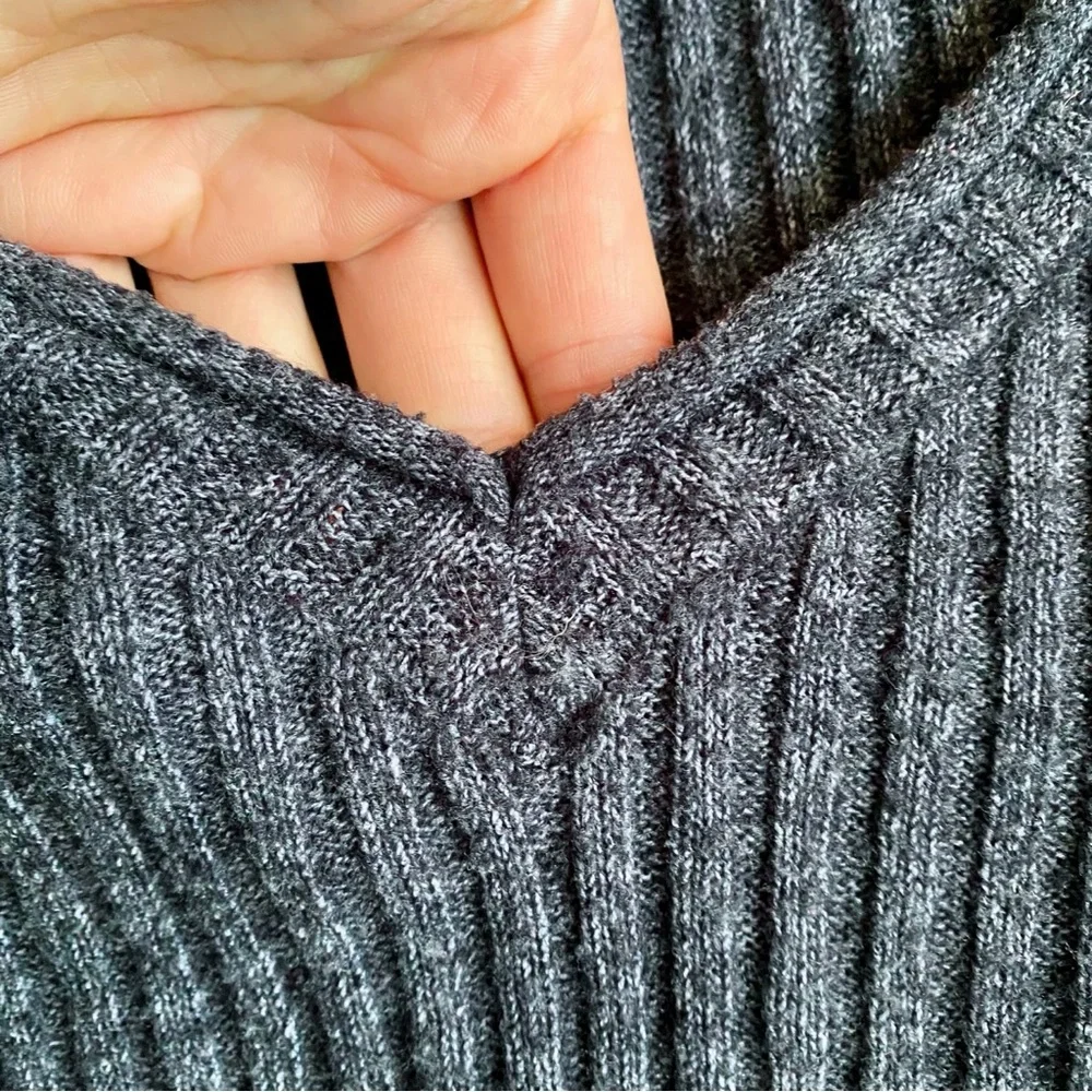 🌌 VERO MODA MIDNIGHT GREY RIBBED V-NECK SWEATER!